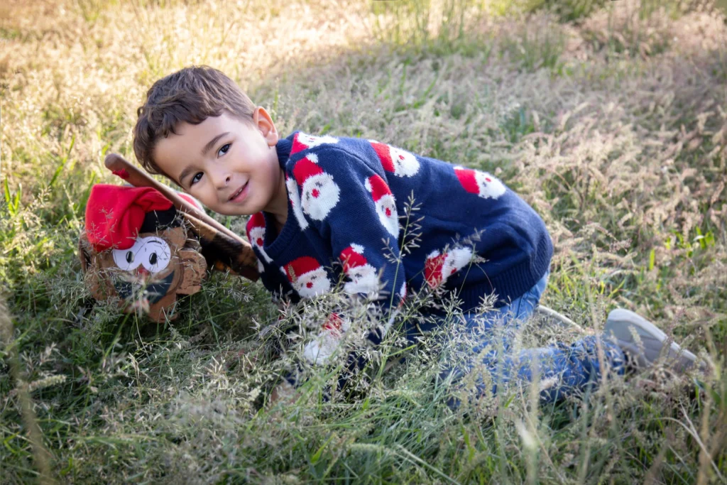 sessio fotografia infantil exterior amb Tió