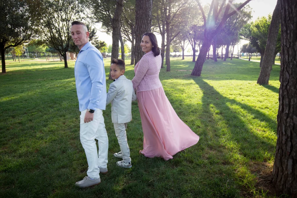 Sesión de fotos en familia Comunión Manresa al atardecer