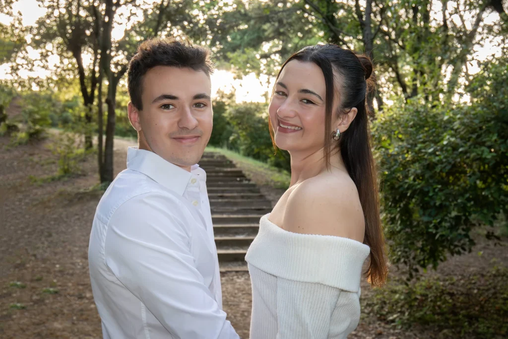 Hermanos disfrutando de una sesión de fotografía familiar en Món Sant Benet, en un entorno natural del Bages.