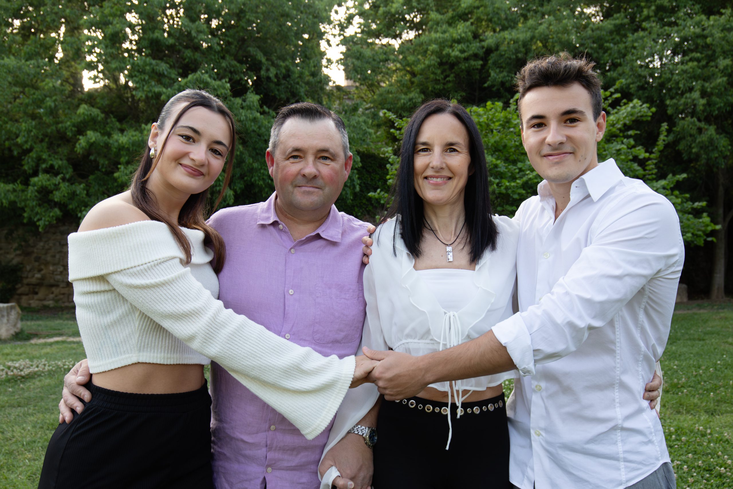 Familia durante una sesión de fotografía familiar en un entorno natural cerca de Manresa.