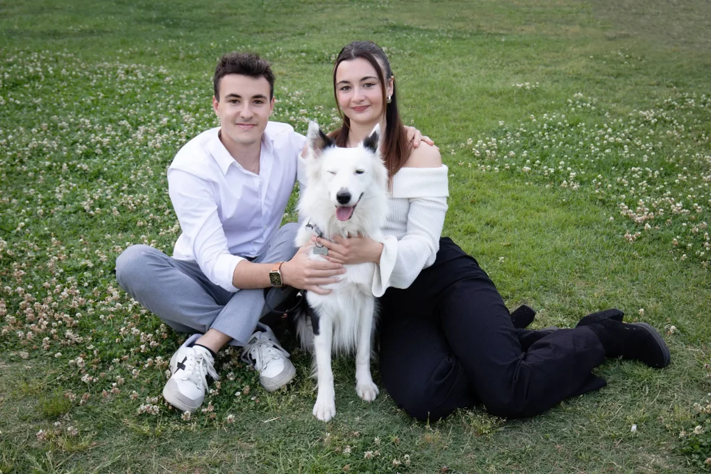 Familia disfrutando de un reportaje fotográfico junto a su mascota en un entorno natural del Bages.
