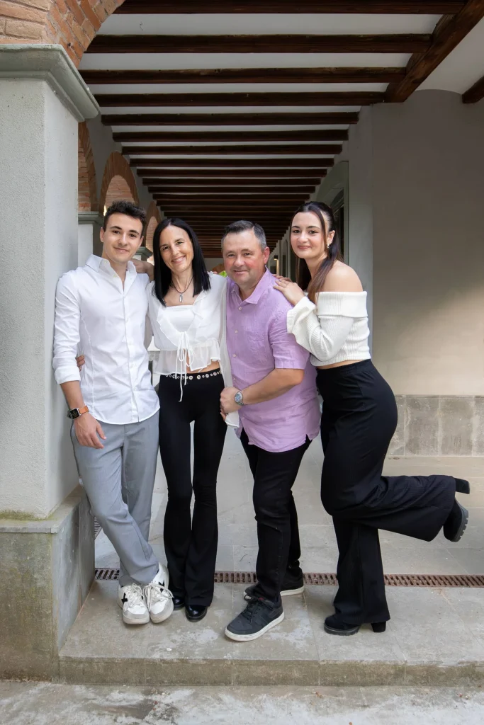 Familia disfrutando de un reportaje fotográfico en Món Sant Benet, rodeada de naturaleza.