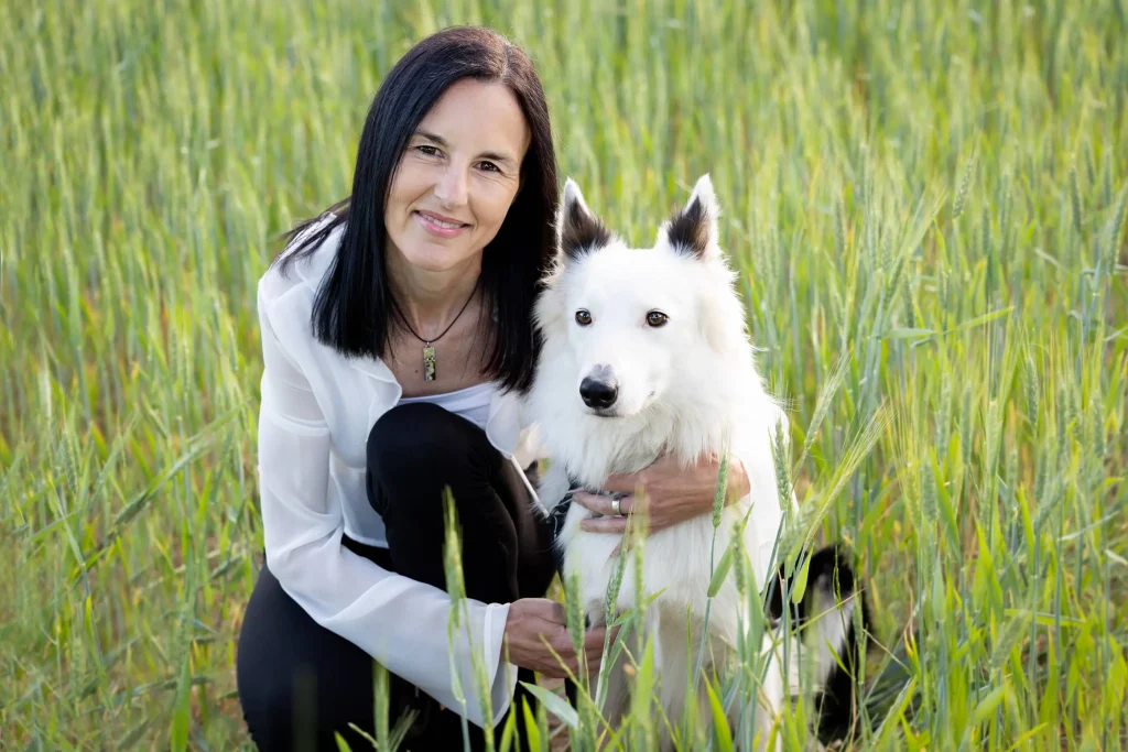 Retrato de una familia junto a su perro durante una sesión de fotografía familiar en un entorno natural.