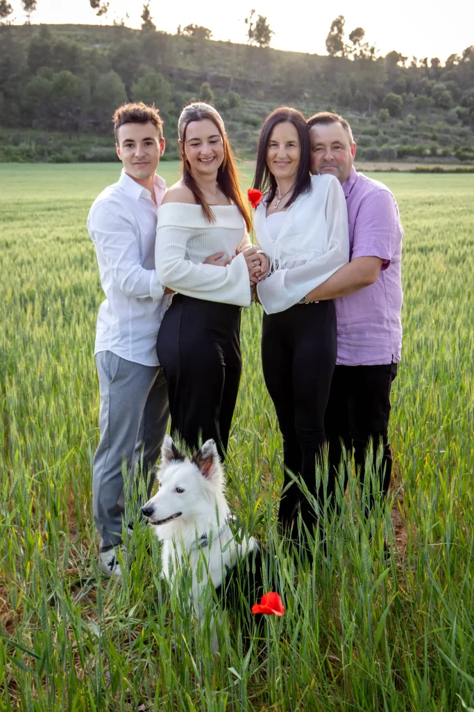 Familia disfrutando de una sesión de fotos con su Border Collie en un entorno natural del Bages.