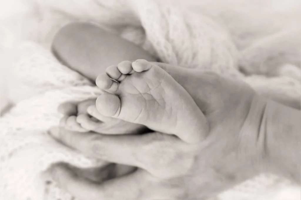 Detalle del pie de un bebé recién nacido en una sesión de fotografía newborn en el Bages.