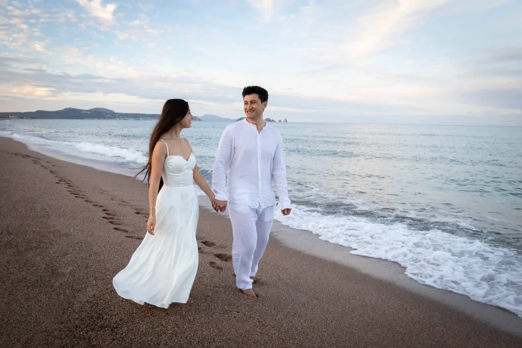 Fotógrafa de preboda en Catalunya, sesión de pareja al aire libre con luz natural.