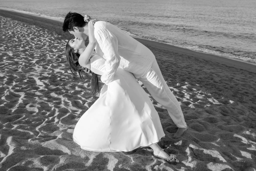 Fotografía de preboda en Catalunya, sesión de pareja antes de la boda al aire libre.