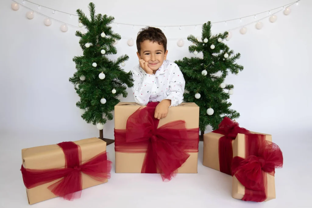 Fotografia infantil de Nadal a Manresa amb un estil natural i llum cuidada