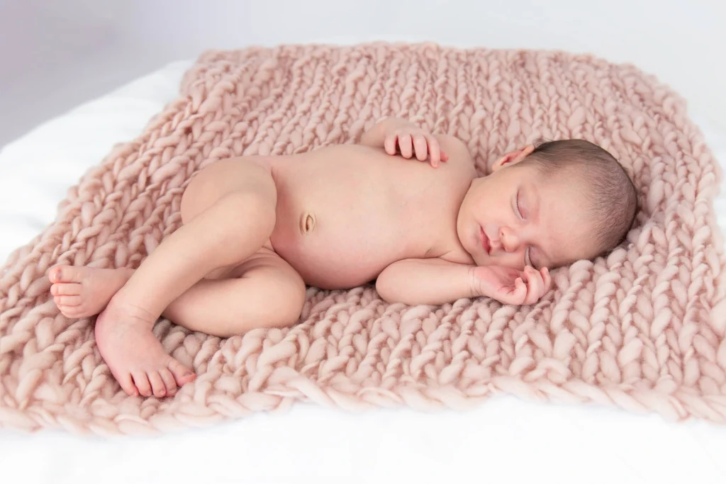 Fotografia de nounat durant una sessió professional de fotografia infantil al Bages.