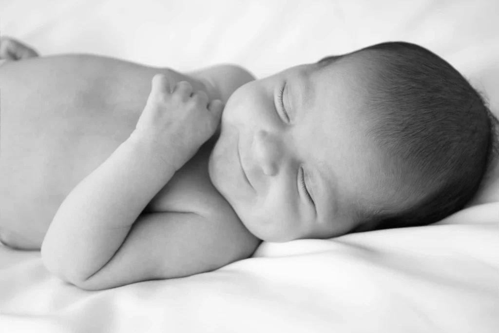 Fotografía newborn en blanco y negro de un bebé recién nacido en Manresa.