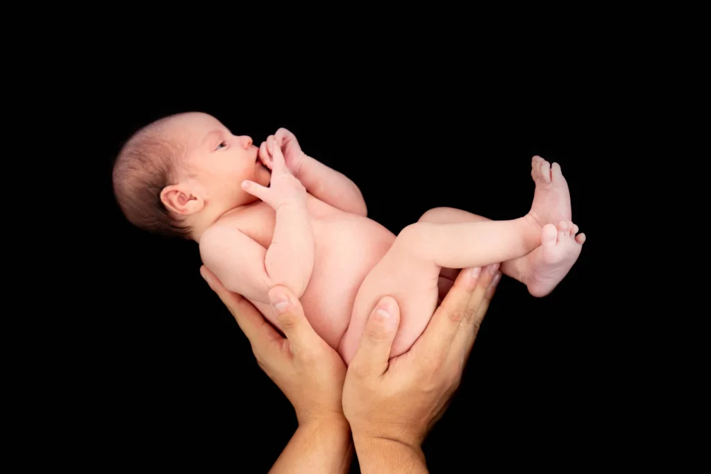 Fotografía newborn de un bebé recién nacido durante una sesión fotográfica en Manresa.
