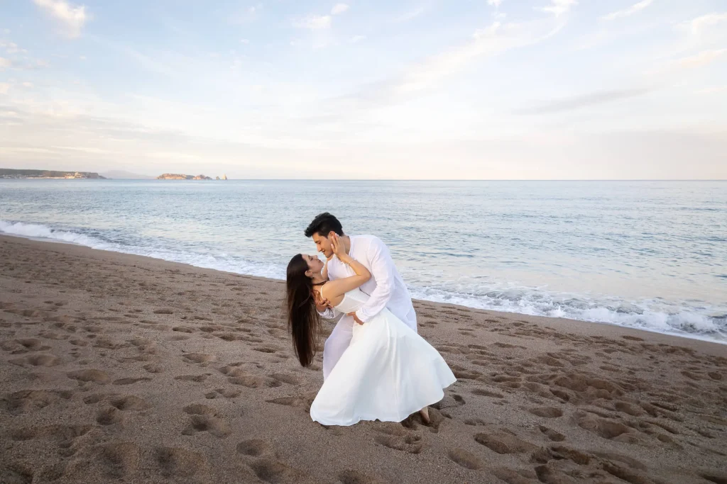 Fotografía de preboda en Catalunya, pareja disfrutando de una sesión fotográfica al aire libre.