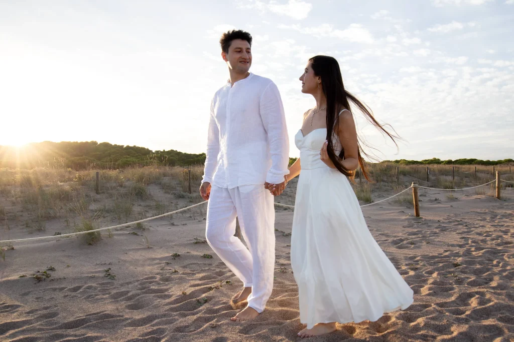 Fotografía de preboda realizada por Marta Gombau Fotografia, sesión de pareja al aire libre con luz natural.