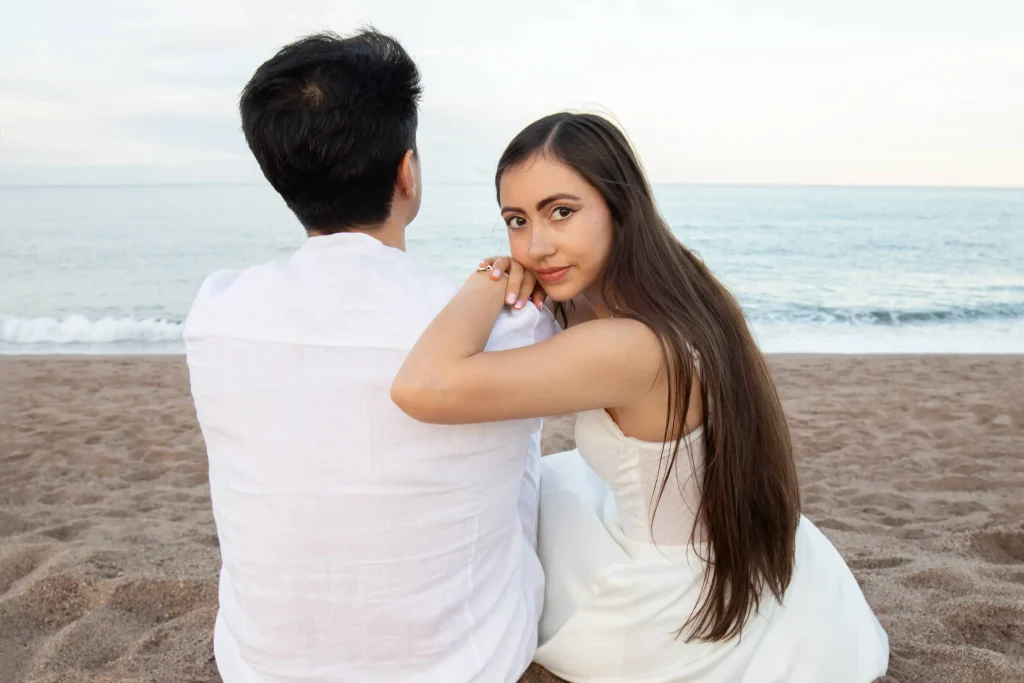 Fotografía de preboda en la playa en Catalunya, pareja disfrutando de una sesión fotográfica junto al mar.
