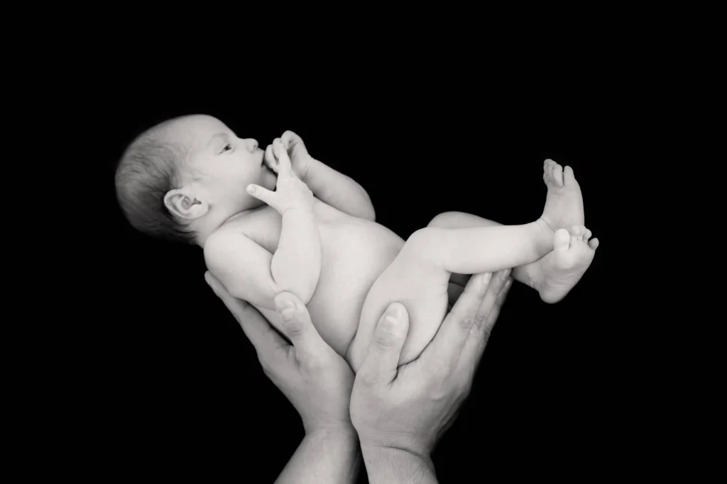 Fotografía de un bebé recién nacido en blanco y negro durante una sesión newborn en el Bages.
