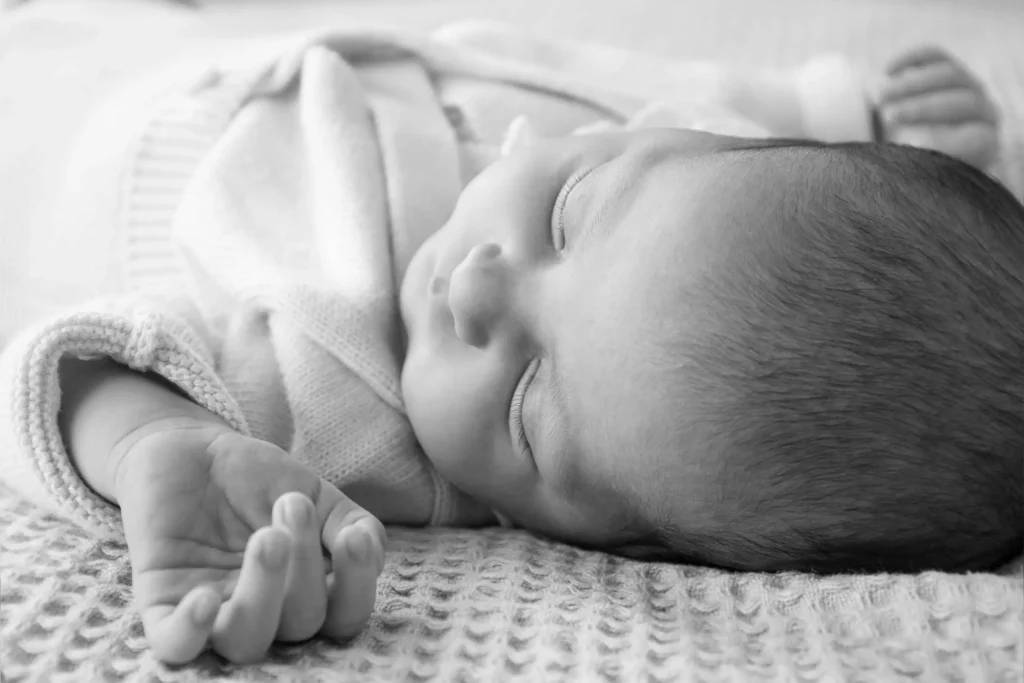 Fotografía de un bebé recién nacido en blanco y negro durante una sesión newborn en el Bages.