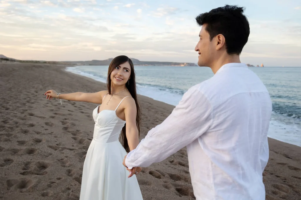 Fotografías de preboda en la playa, sesión de pareja junto al mar con luz natural.