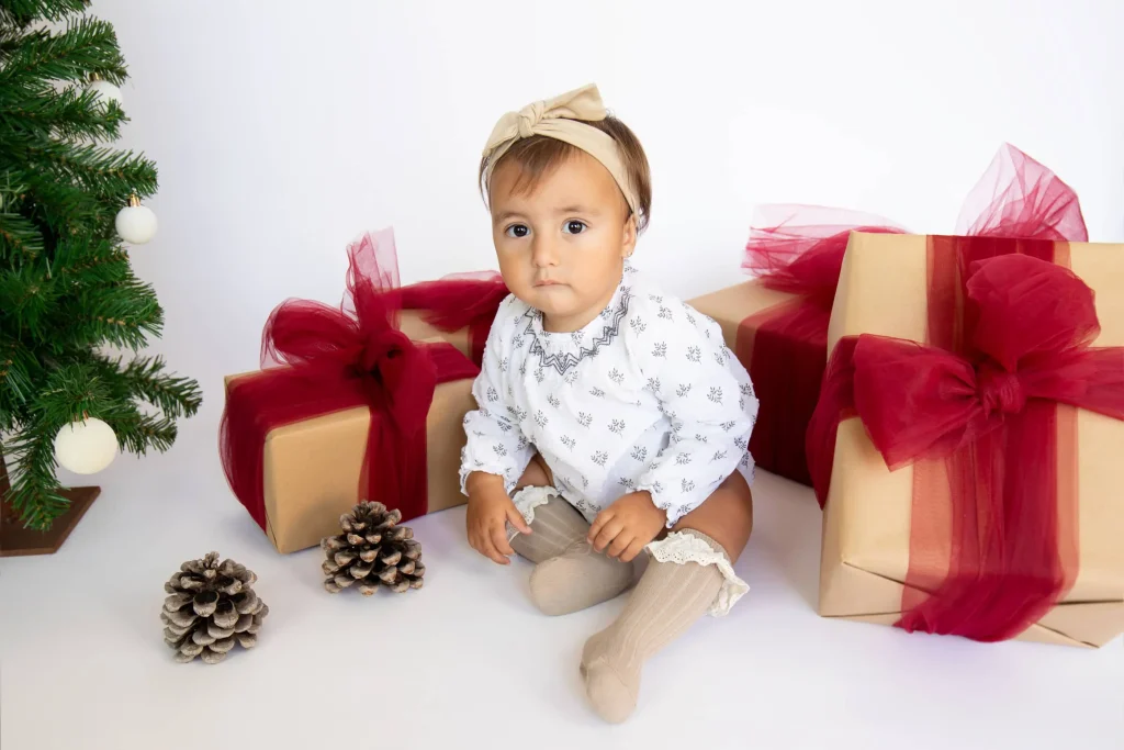 Fotos de bebé en una sesión de Navidad en el Bages.