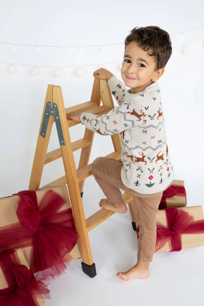 Fotos infantiles de Navidad en Manresa con decoración navideña.