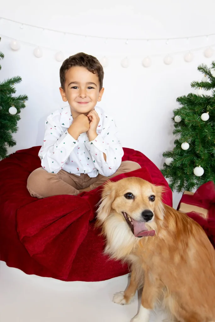 Fotos de niños con sus mascotas en una sesión de Navidad.