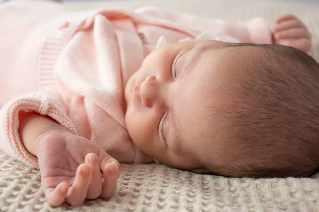 Fotografía newborn natural de un bebé recién nacido durante una sesión de fotos en el Bages.