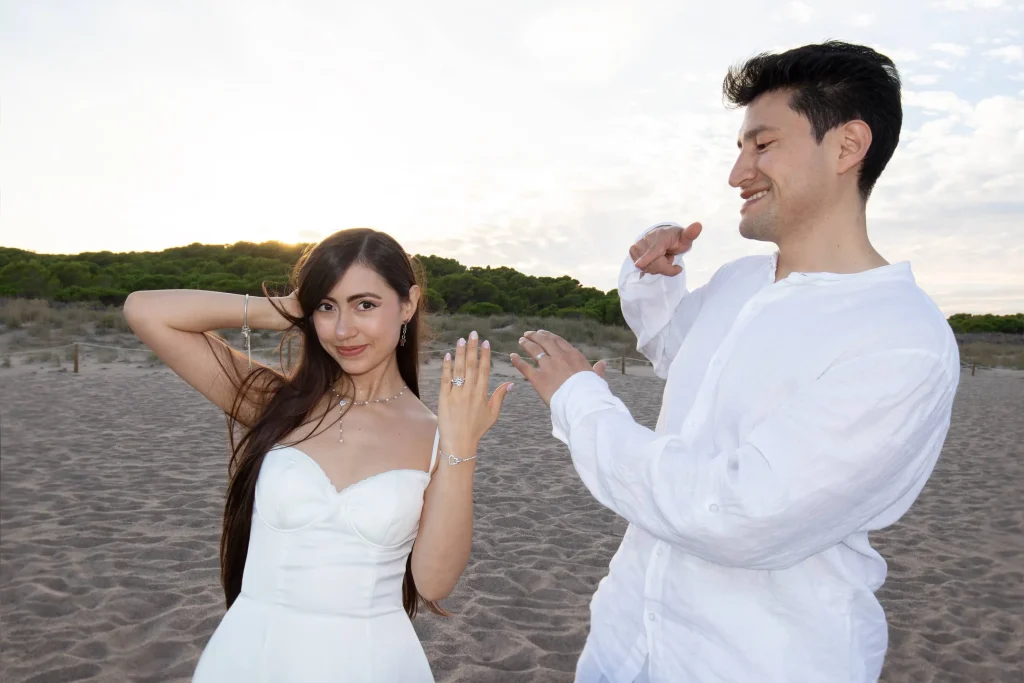 Reportaje fotográfico de preboda de una pareja al aire libre con luz natural y estilo espontáneo.