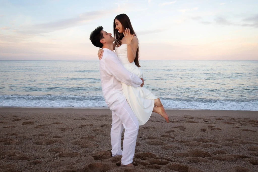 Reportaje fotográfico de preboda de una pareja al aire libre con luz natural y estilo espontáneo.
