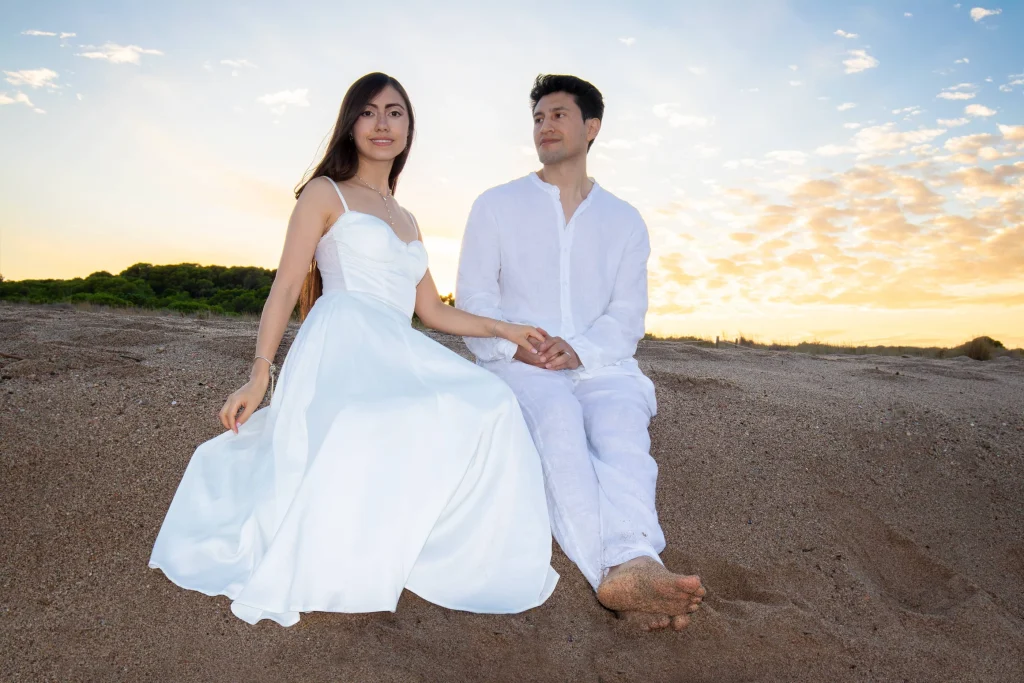 Reportaje fotográfico de pareja antes del matrimonio, sesión de preboda al aire libre con luz natural.