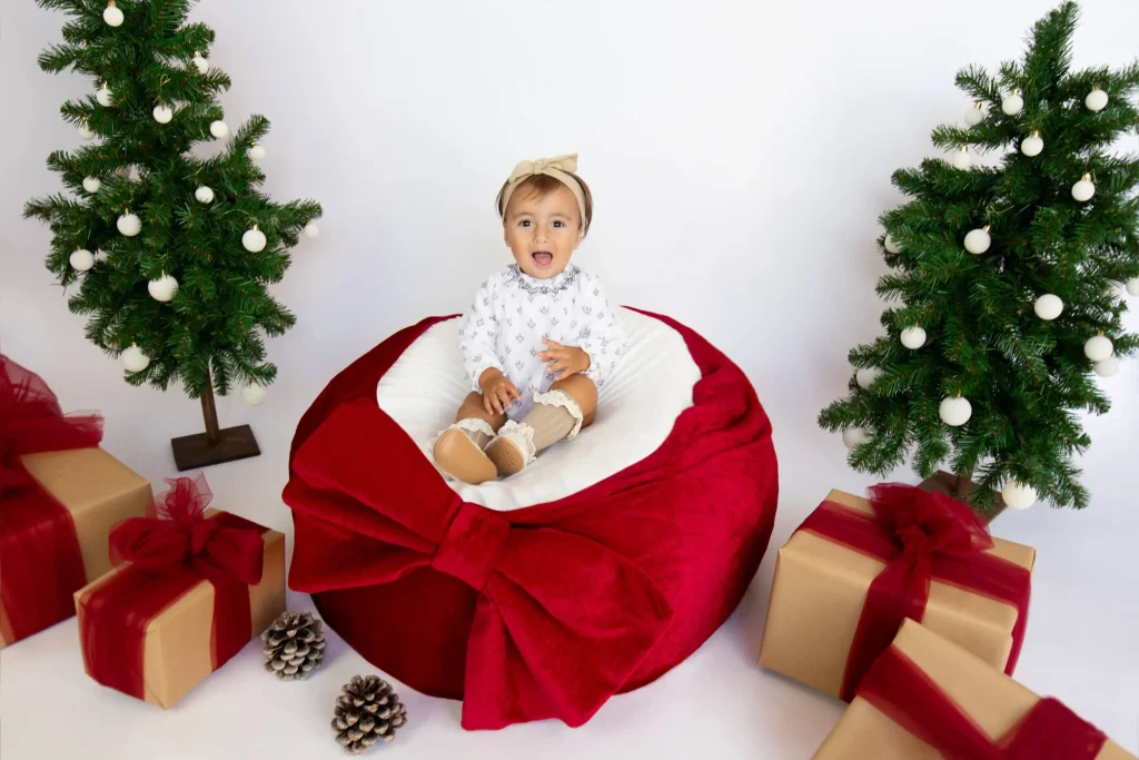 Reportatge fotogràfic infantil de Nadal amb decoració nadalenca.