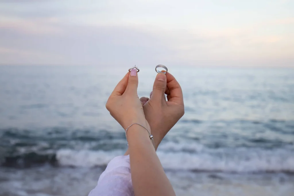 Reportaje fotográfico de preboda en Catalunya, sesión de pareja al aire libre con luz natural.