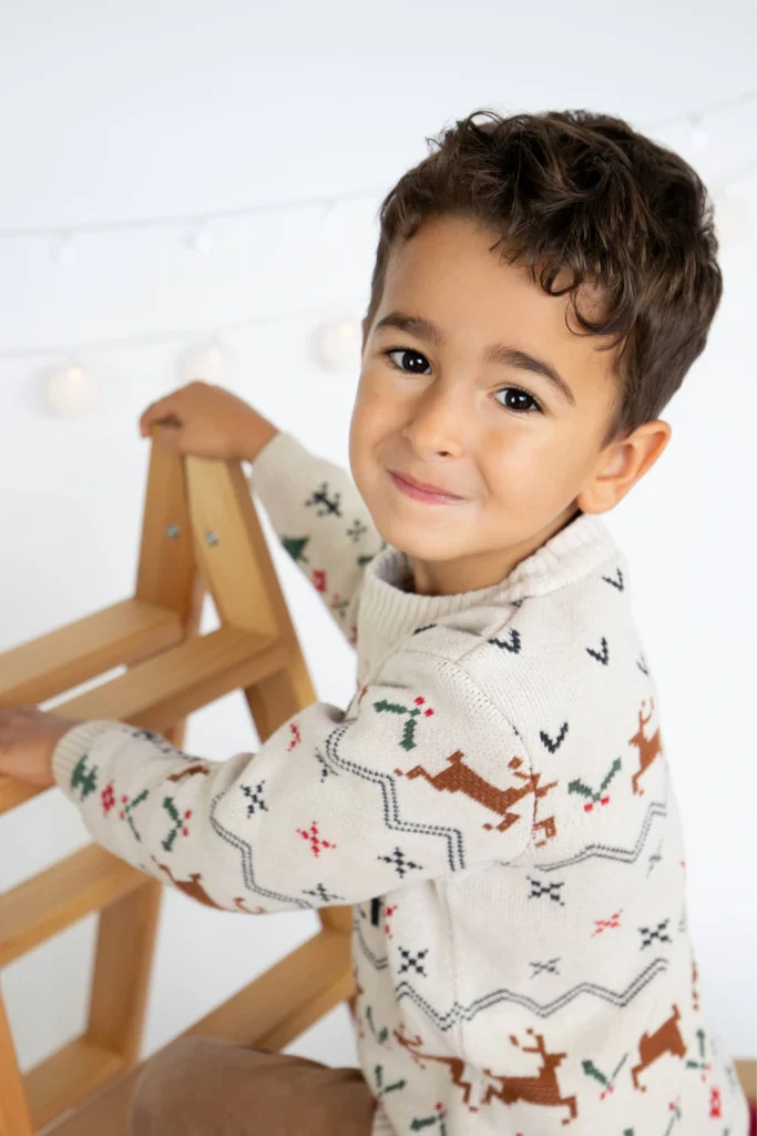 Retrato infantil en una sesión de fotos de Navidad con decoración navideña.