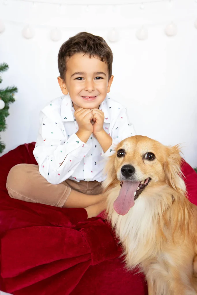 Sesión de fotografía infantil de Navidad con mascotas en Sant Fruitós de Bages.
