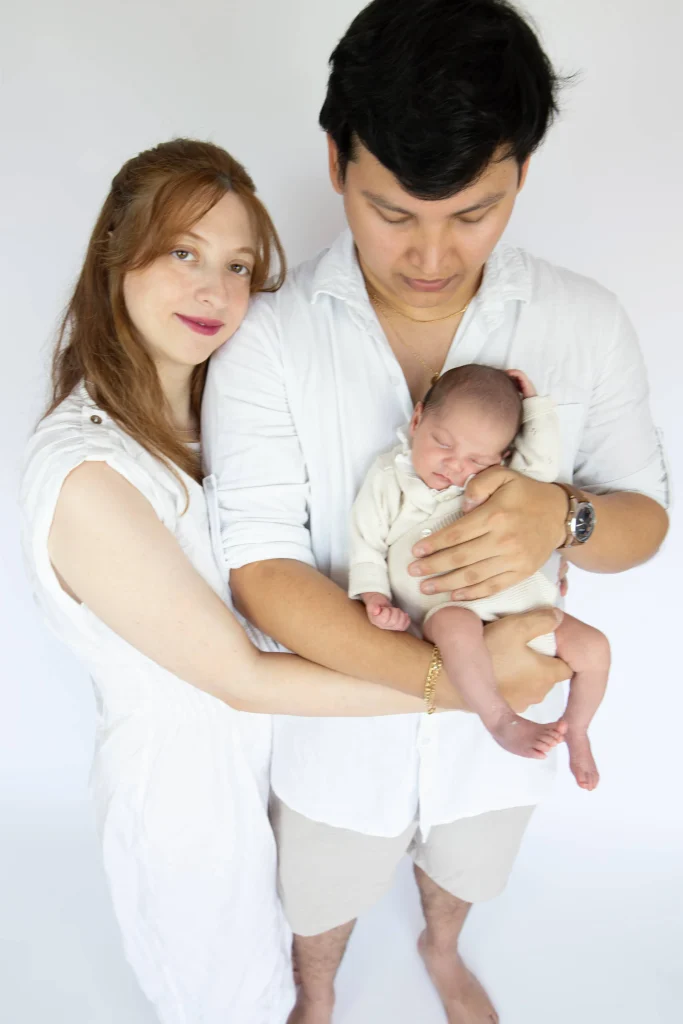 Sesión de fotografía newborn en familia con un bebé recién nacido en Manresa.