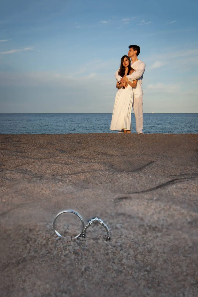 Sesión de fotografía de preboda de una pareja al aire libre con luz natural.