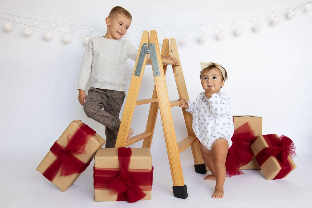 Sesión de fotos de Navidad infantil en Manresa con decoración navideña.