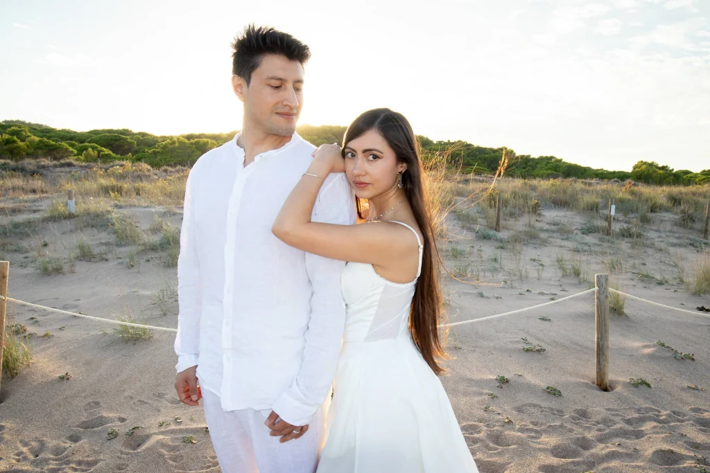 Sesión de fotos de pareja en Catalunya, fotografía natural al aire libre con luz natural.