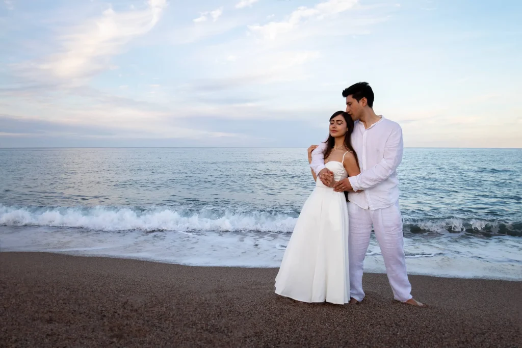 Sesión de fotos de preboda realizada por Marta Gombau Fotografia, reportaje de pareja al aire libre con luz natural.
