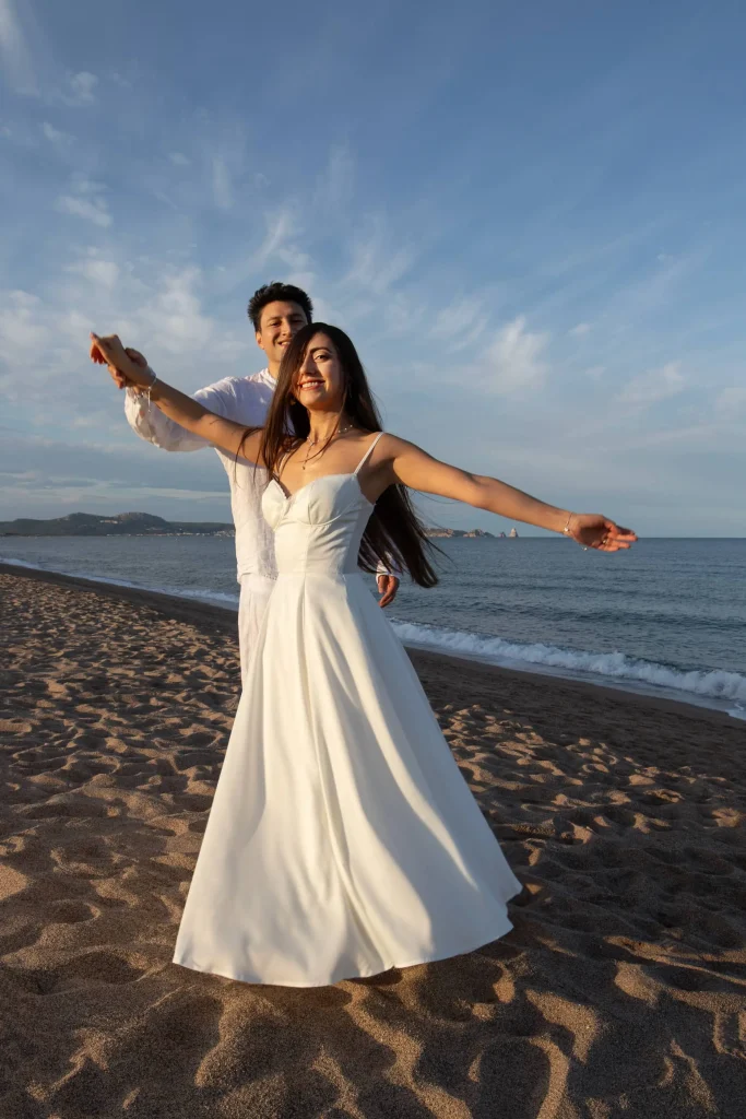 Sesión fotográfica de pareja antes de la boda, reportaje de preboda al aire libre con luz natural.