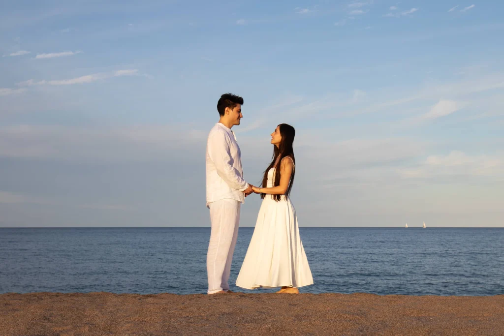 Sesión de preboda en exteriores realizada por Marta Gombau Fotografia, pareja al aire libre con luz natural.