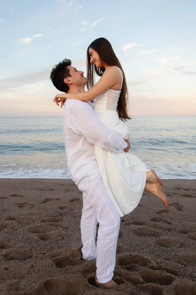 Sesión fotográfica de preboda en la playa en Catalunya, pareja junto al mar con luz natural.