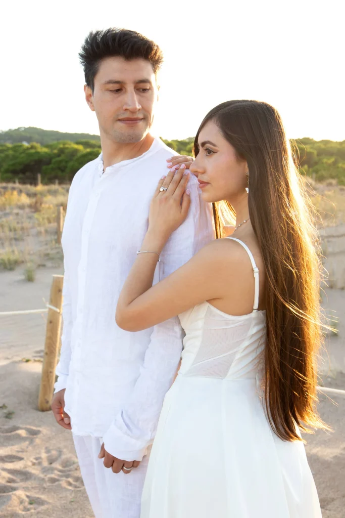 Sesión fotográfica de preboda en la playa realizada por Marta Gombau Fotografia, pareja junto al mar con luz natural.