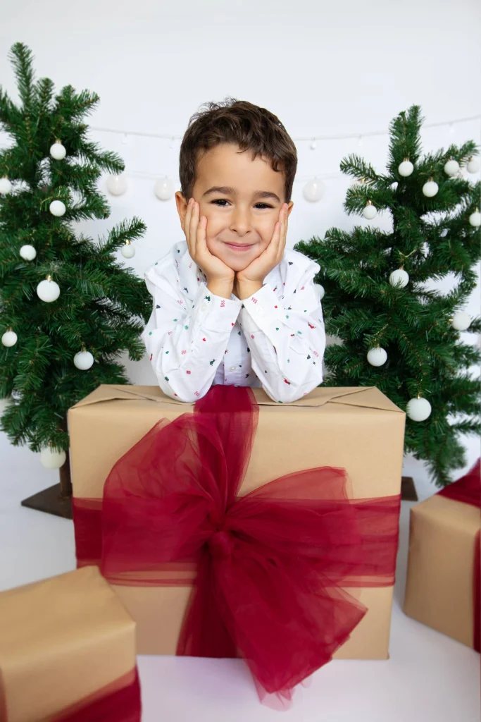 Sesión de fotografía infantil de Navidad en Manresa con decoración navideña.